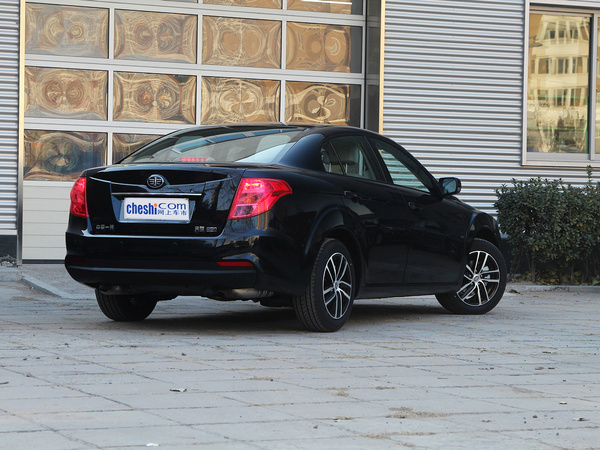 一汽奔騰  1.8L 自動 車輛右側(cè)尾部視角