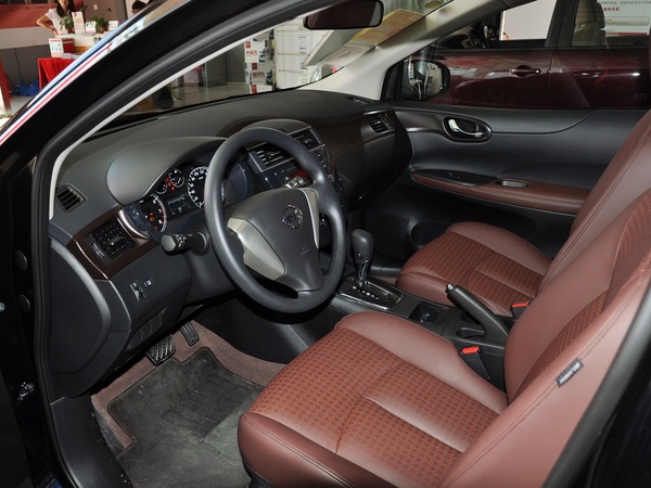 东风日产  1.6L CVT 中控台左侧