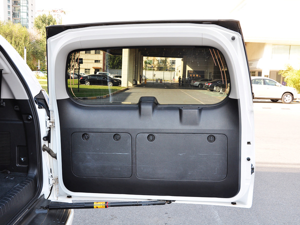 雷克萨斯  400 后备箱闭合方式特写