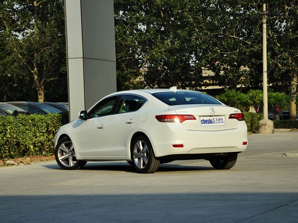 讴歌 2.0L 自动 车辆左后45度视角