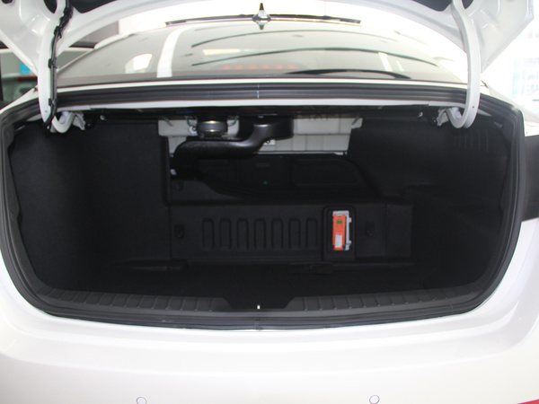 起亚(进口) 2.0L AT 后备箱局部特写