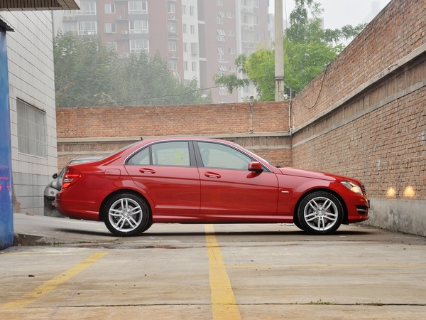 北京奔驰  C180 1.8T AT 车辆正右侧