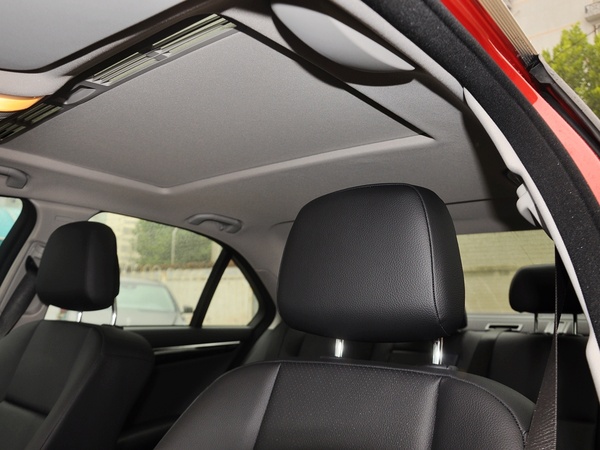 北京奔驰  C180 1.8T AT 驾驶席座椅头枕特写