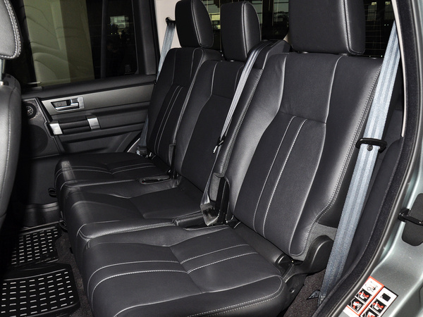 路虎  3.0 V6 SC 第二排座椅45度视角