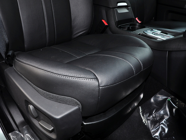 路虎 3.0 V6 SC 副驾驶席下方储物空间