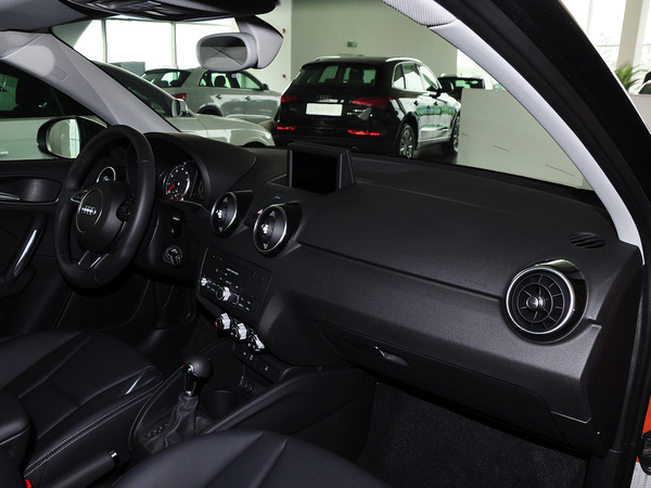 奥迪(进口)  30 TFSI 中控台右侧