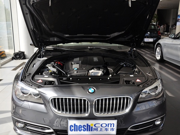 华晨宝马 530Li 发动机局部特写