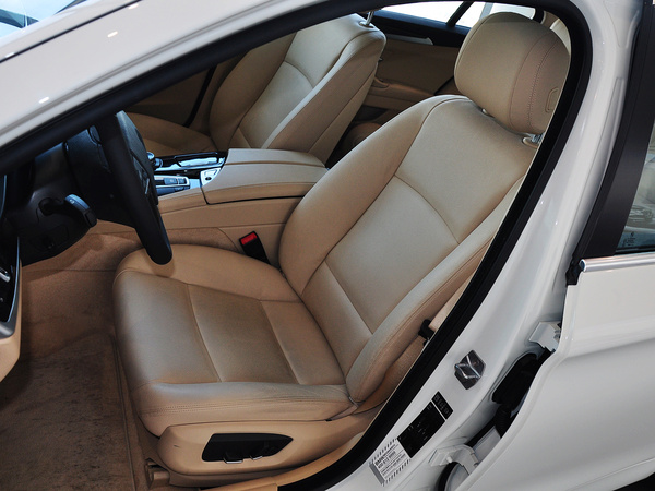 华晨宝马  530Li 驾驶席座椅前45度视图