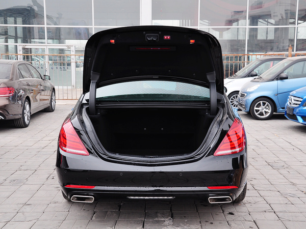奔驰(进口)  S400L 3.0T 自动 后备箱整体特写