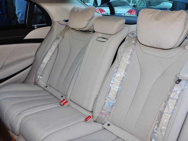 奔驰(进口)  S400L 3.0T 自动 第二排座椅45度视角