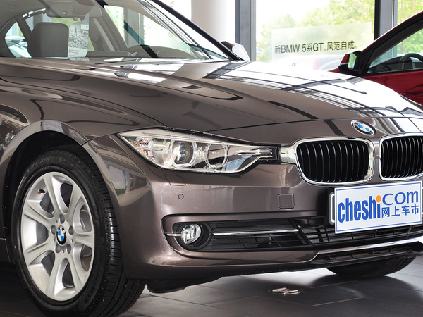 华晨宝马  328Li 车辆右前大灯45度视角