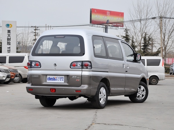 东风风行  M3 1.6L 手动 车辆右侧尾部视角