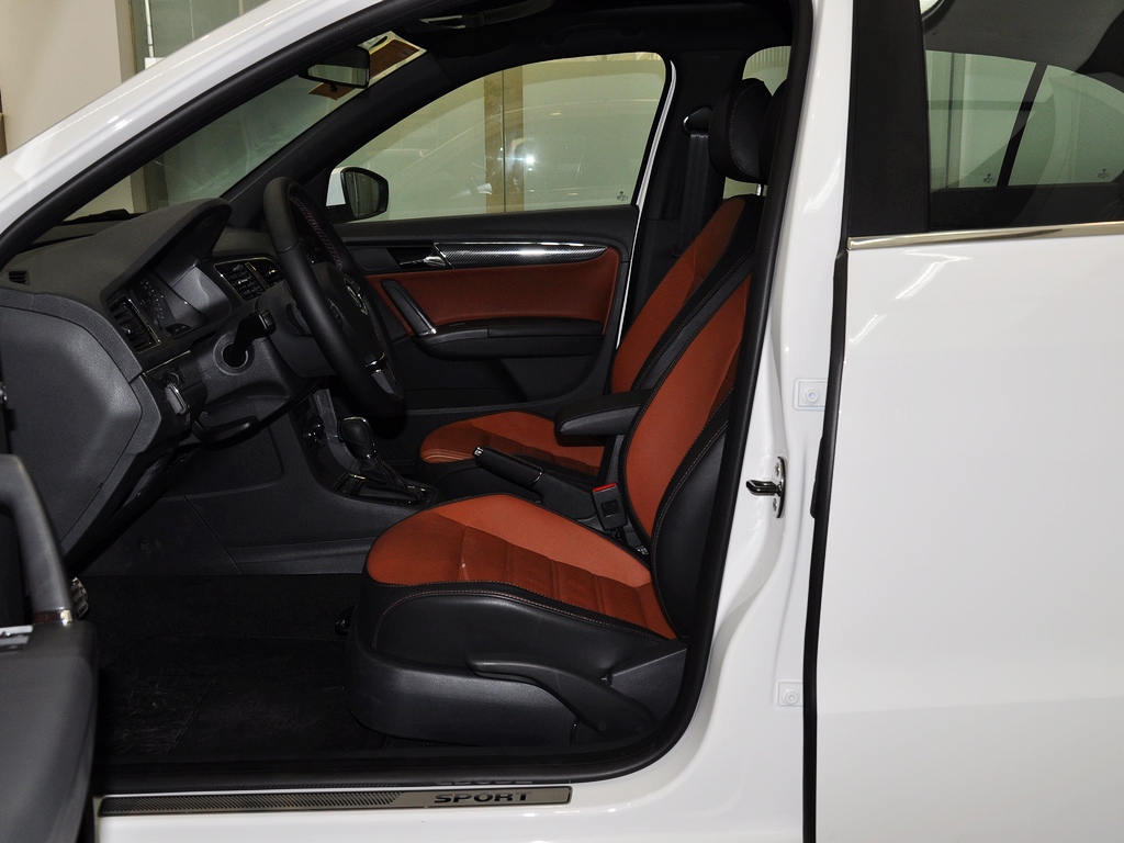 上海大众  1.6L 自动 驾驶席座椅正视图