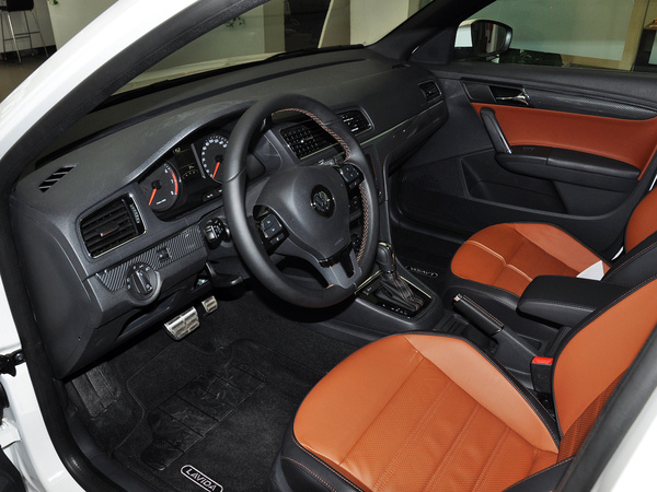 上海大众  1.6L 自动 中控台左侧