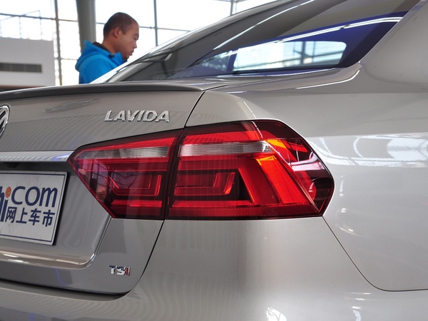 上汽大众  1.4T DSG 车辆右后大灯45度视角