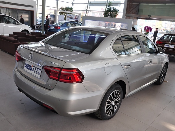 上汽大众  1.4T DSG 车辆右侧尾部视角