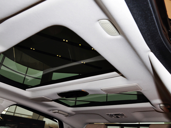 捷豹  XJL 3.0 SC 第二排车顶上方