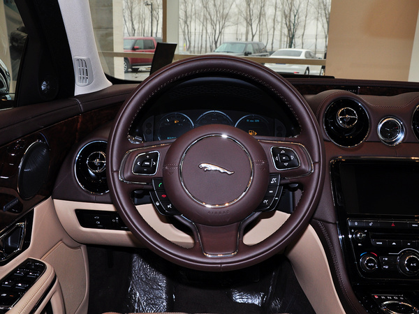 捷豹 XJL 3.0 SC 方向盘整体