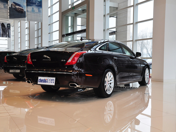 捷豹  XJL 3.0 SC 车辆右侧尾部视角