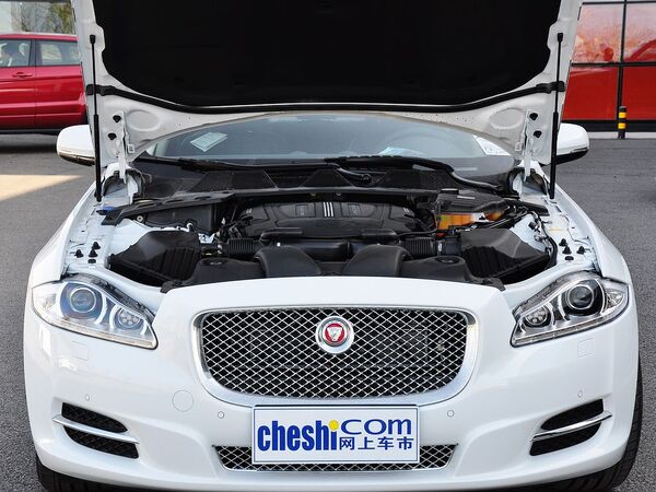 捷豹  XJL 3.0 SC 发动机局部特写