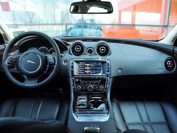 捷豹  XJL 3.0 SC 中控台整体