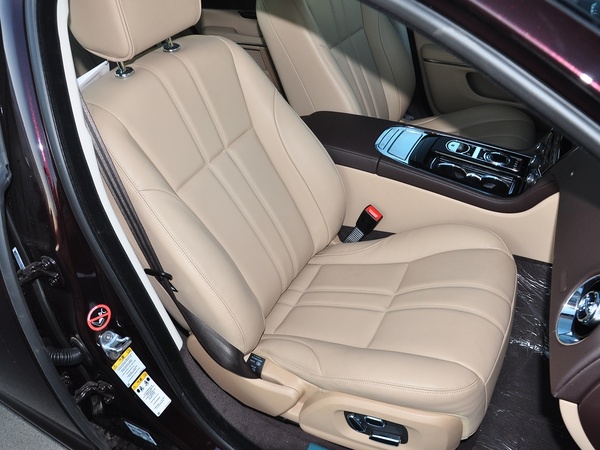 捷豹 XJL 3.0 SC 副驾驶席座椅45度特写