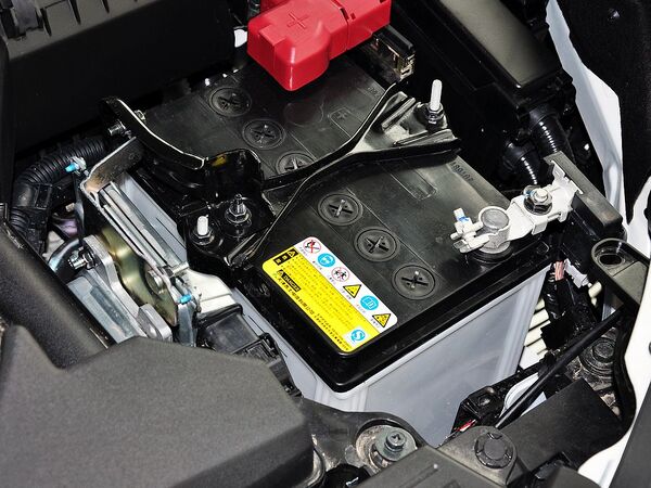 东风日产 公爵 2.5L 蓄电池特写