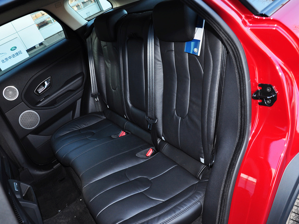路虎 2.0T 第二排座椅45度视角