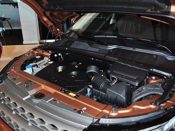 路虎 2.0T 发动机主体特写