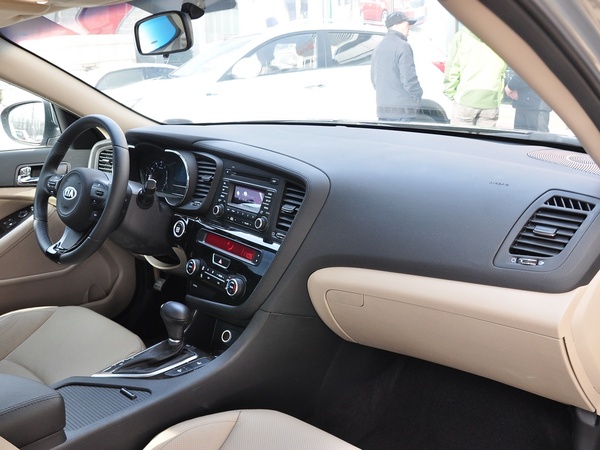 东风悦达起亚  2.0L AT 中控台右侧