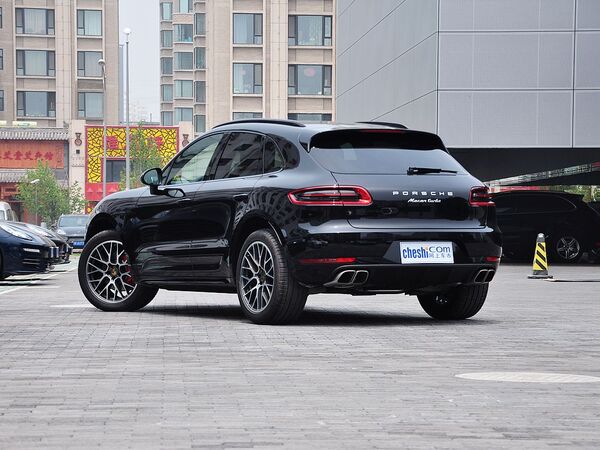 保时捷  Macan 车辆左后45度视角