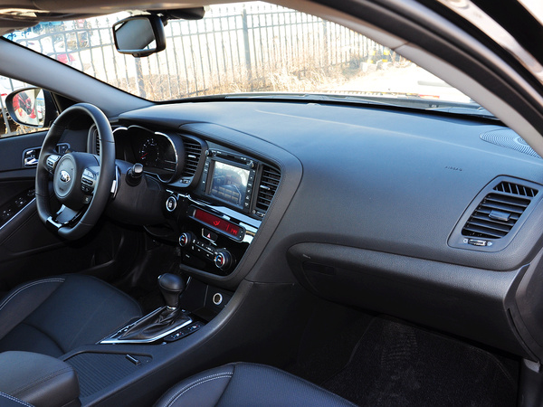 东风悦达起亚  2.0T AT 中控台右侧