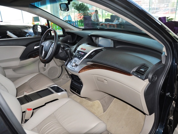 广汽本田  2.4L 自动 中控台右侧