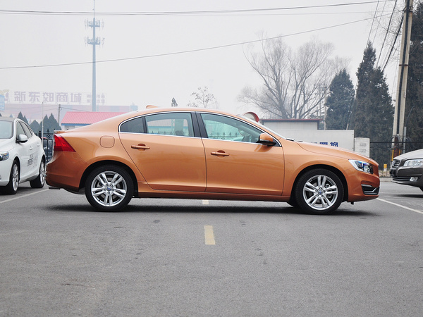 沃尔沃亚太  2.0T 车辆正右侧