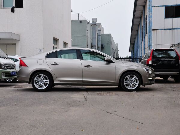 沃尔沃亚太 2.0T 车辆正右侧