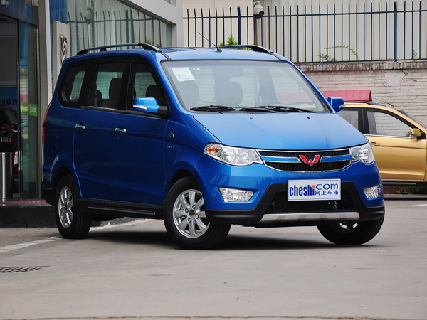 上汽通用五菱  1.5L 手动 车辆右侧45度角