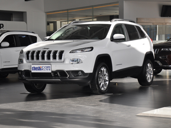 Jeep  2.4L 自动 车辆左前45度视角