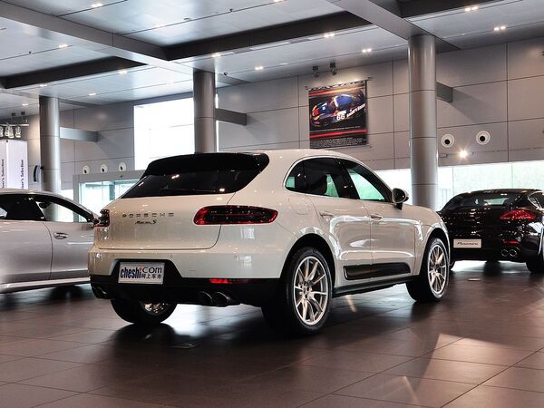 保时捷  Macan 车辆右侧尾部视角