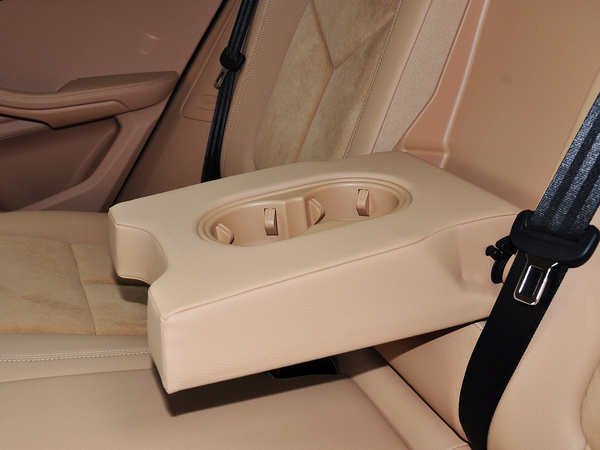保时捷  Macan 第二排座椅中间特写