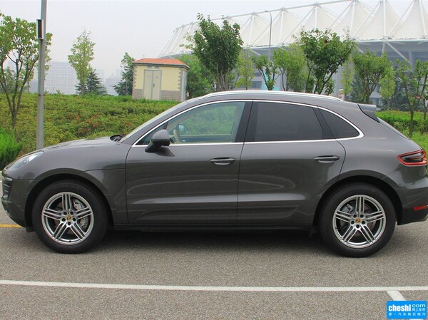保时捷  Macan 车辆左正侧视角