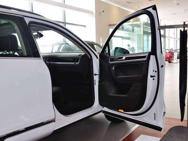 大众(进口)  3.0TSI 右前车门45度视角