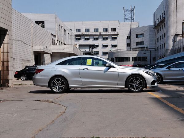 奔驰(进口)  E200 车辆正右侧