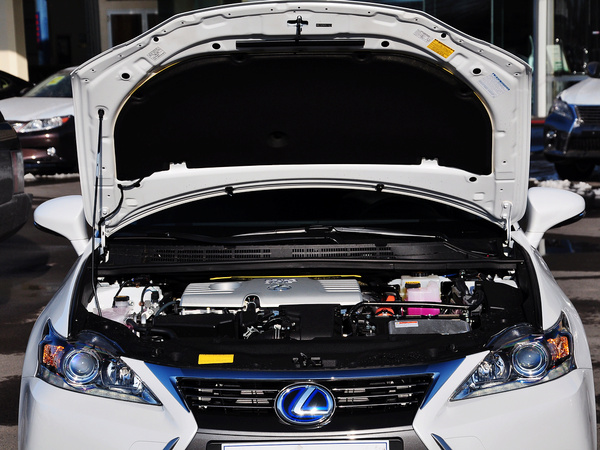 雷克萨斯 200h 1.8L CVT 发动机局部特写