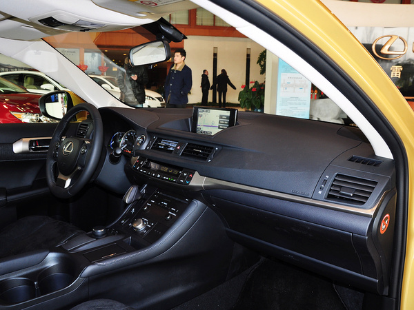 雷克萨斯  200h 1.8L CVT 中控台右侧
