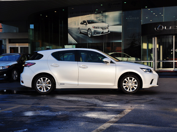 雷克萨斯  200h 1.8L CVT 车辆正右侧