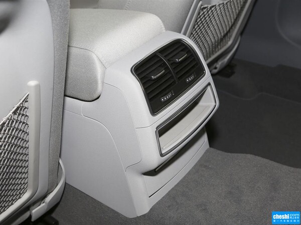 一汽奥迪  TFSI 前排座椅中央后方整体