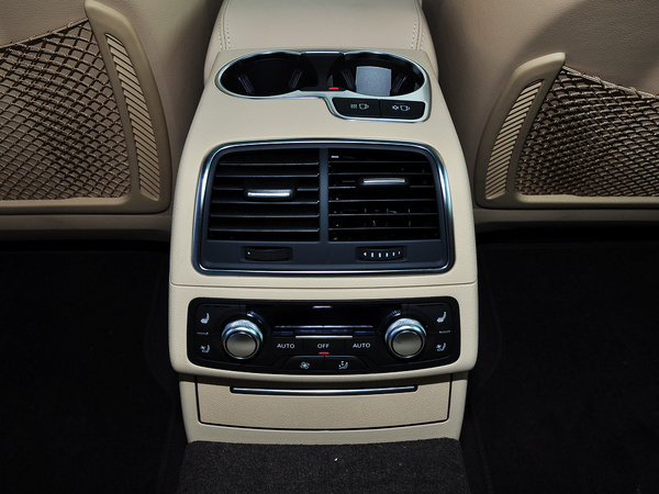 一汽奥迪  50 TFSI 前排座椅中央后方整体