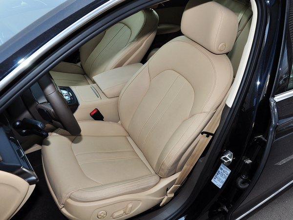 一汽奥迪  50 TFSI 驾驶席座椅前45度视图