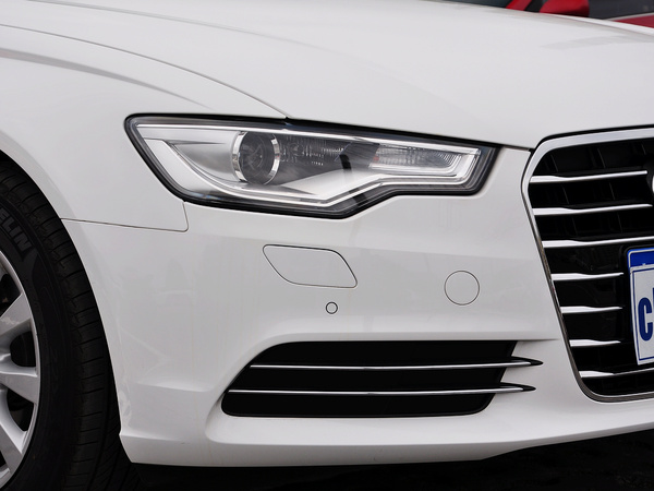 一汽奥迪  30 FSI 车辆右前大灯45度视角