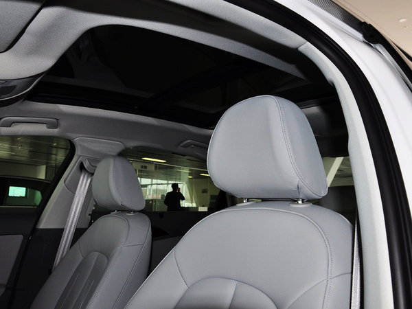 一汽奥迪  30 FSI 驾驶席座椅头枕特写